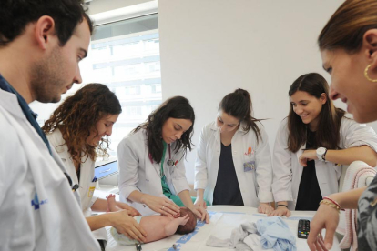Un grupo de médicos residentes obervan a un bebé.-ISRAEL L. MURILLO