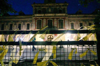 Lazos amarillos en torno al Parlament.-EL PERIÓDICO