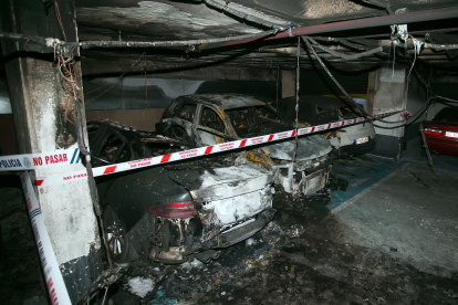 Vehículos quemados en el garaje de plaza Roma. TOMÁS ALONSO