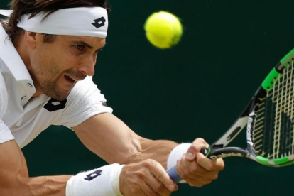 Ferrer ejecuta un golpe en su partido ante Mahut.-AFP / ADRIAN DENNIS