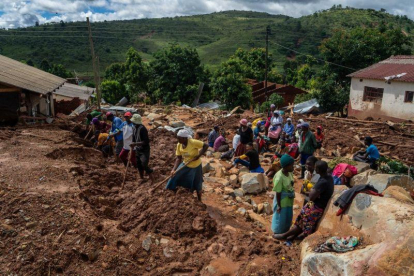 Pobladores de Mozambique realizan labores de rescate tras en paso del ciclón Idai.-AFP