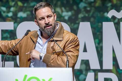 El líder de Vox, Santiago Abascal, fue recibido ayer en el Fórum entre aplausos y gritos de «presidente».-SANTI OTERO