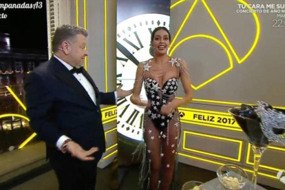 Alberto Chicote y Cristina Pedroche, en la retransmisión de las campanadas de Antena 3 del 2016.-EL PERIÓDICO
