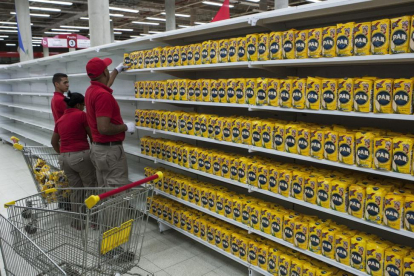 Reposición de productos en un supermercado de Caracas, en el 2015.-SANTI DONAIRE (EFE)