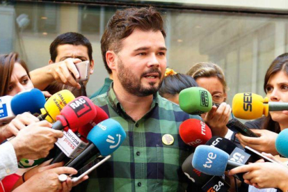 ERC mantiene la incógnita sobre el sentido del voto en la investidura. En la imagen, Gabriel Rufián.-GERARD ARTIGAS