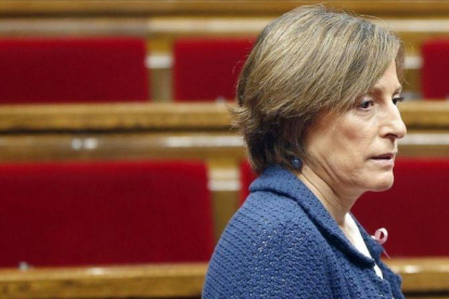 La presidenta del Parlament, Carme Forcadell, en el hemiciclo.-EFE / ANDREU DALMAU