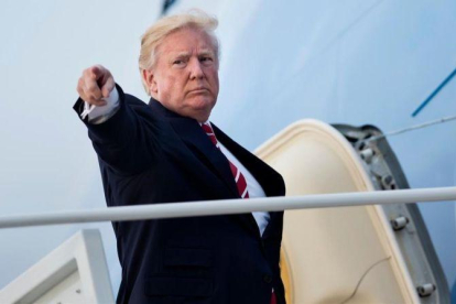 El presidente de EEUU, Donald Trump, a punto subir en el Air Force One para viajar a Carolina del Norte el 7 de octubre del 2017.-AFP / BRENDAN SMIALOWSKI