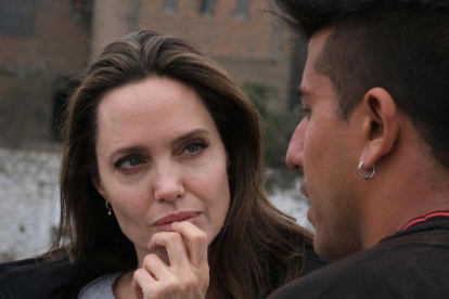 Angelina Jolie conversa con un joven bailarin venezolano en Lima, Peru.-EFE / ACNUR