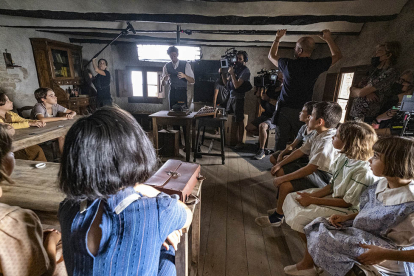 El aula que recrea la Escuela de Bañuelos de Bureba, en un momento del rodaje de ‘El maestro que prometió el mar’. SERGI BERNAL