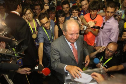 <em>Josep Lluís Núñez votando en las elecciones a la presidencia del Bará del 2010.