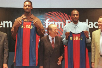 <em>Josep Lluís Núñez presenta, junto a Aito García Reneses, dos fichajes de la sección de basket.