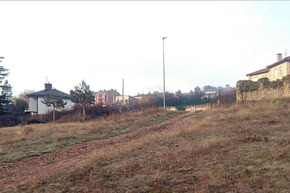 El Ayuntamiento ha cedido y acondicionado esta parcela para la construcción del nuevo edificio, cuyo proyecto de obra -ya redactado- costeó hace años.-ECB
