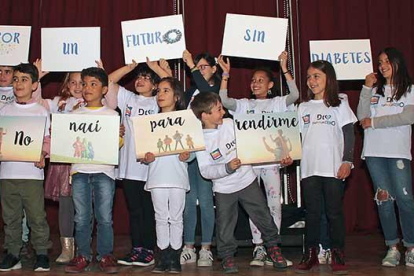 Los niños miembros de la asociación pusieron el broche finala  la gala lanzando un mensaje de esperanza y lucha.-ECB