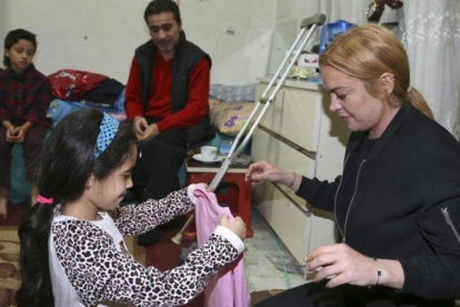 Lindsay Lohan en un centro de acogida de refugiados sirios.-EL PERIÓDICO