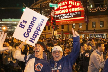 Aficionados de los Cubs celebran el sábado la victoria en la Liga Nacional junto al estadio Wrigley Field, en Chicago.-Ashlee Rezin
