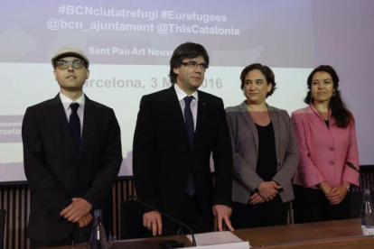 Albert Royo, Carles Puigdemont, Ada Colau y María Jesús Vega en el Forum internacional sobre acogida e integración de personas refugiadas de la Unión Europea, en Barcelona.-JULIO CARBO