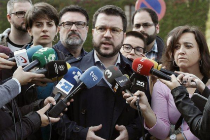 El coordinador nacional de ERC y vicepresidente del Gobierno Pere Aragonès, atiende a los medios, en Barcelona-EFE