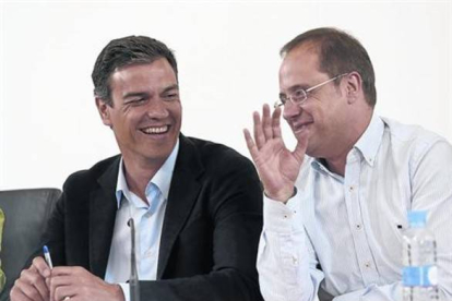 Pedro Sánchez y César Luena, este lunes, 25 de mayo, en la reunión de la ejecutiva del PSOE para hacer balance del 24-M.-Foto: DAVID CASTRO