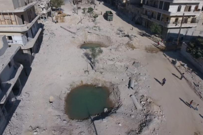 Cráteres dejados por las bombas rusas en Alepo.-REUTERS TV / REUTERS