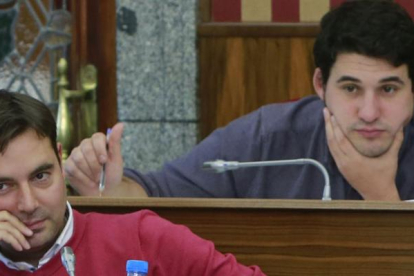 Daniel de la Rosa y Raúl Salinero, durante una sesión de la comisión de investigación.-RAÚL G. OCHOA