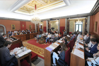 Un momento de la sesión plenaria celebrada ayer en el Ayuntamiento de Burgos.-ISRAEL L. MURILLO