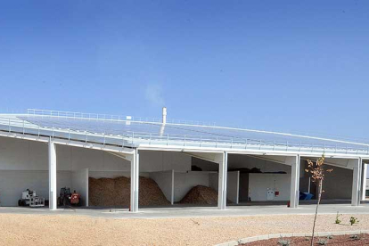 L’Oreal dispone de paneles solares y emplea residuos forestales para su caldera de biomasa.-ECB
