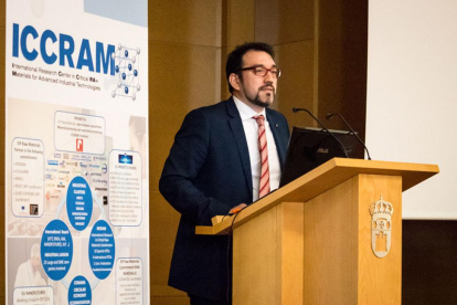 El investigador Santiago Cuesta durante una presentación.-ICCRAM
