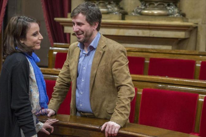 Imagen de archivo de Andrea levy y Antoni Comín conversando en el Parlament.-FERRAN SENDRA