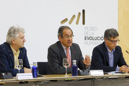 Juan Luis Arsuaga, Baudilio Fernández-Mardomingo, delegado Junta, y Alejandro Sarmiento, gerente del MEH.-R. G. OCHOA