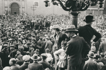 Proclamación de la Segunda República en la plaza de Sant Jaume de Barcelona, el 14 de abril de 1931.-