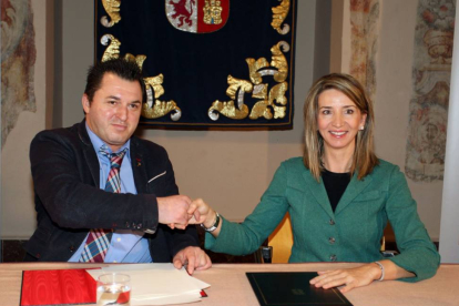 La consejera de Cultura y Turismo, Alicia García, firma un convenio con el presidente de PREDIF, Francisco Sardón, orientado hacia el turismo accesible en Castilla y León-Ical