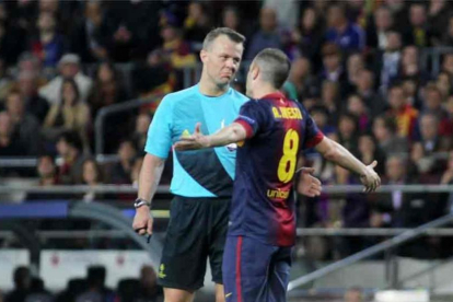 Björn Kuipers con Andrés Iniesta.-IGNASI PAREDES