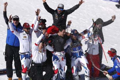 Alexis Pinturault (6) celebra la victoria con el equipo francés.-REUTERS / ALBERT GEA