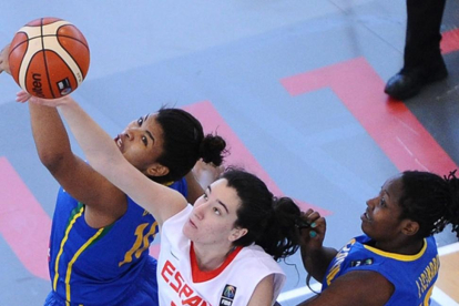 Sofía Galerón lucha por el rebote ante dos jugadoras de Brasil.-FEB