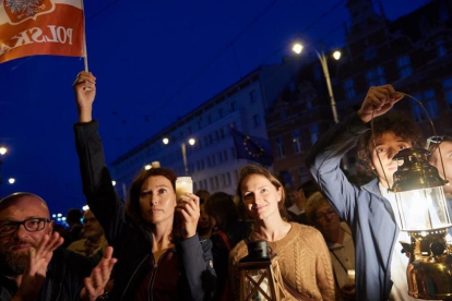 Cientos de personas participan en una protesta en Polonia-ADAM WARZAWA