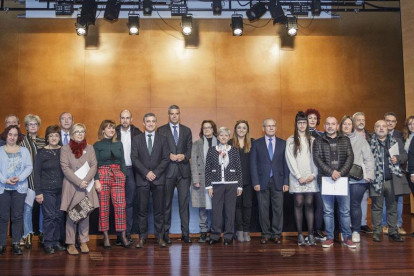 Representantes de la veintena de asociaciones junto a los responsables de la fundación y la entidad bancaria.-SANTI OTERO