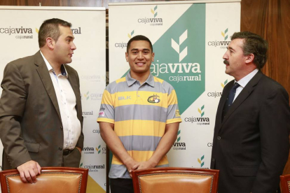Shane Imo (centro), durante su presentación como jugador del UBU Cajaviva.-RAÚL OCHOA
