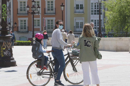 Una ciclista conversa con una mujer en el puente de Santa María. RAÚL G. OCHOA