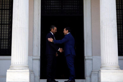 Saludo entre Kryriakos Mitsotakis y Alexis Tsipras.-EFE