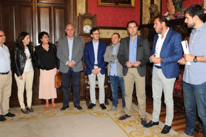 Los concejales Mar Arnaiz, Óscar González, Daniel de la Rosa y David Jurado con sus homólogos vallisoletanos.-ECB