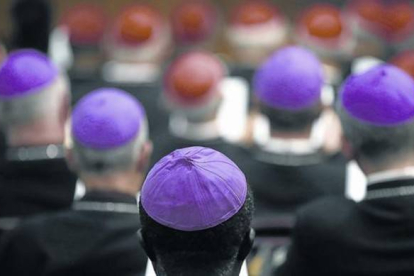 Obispos y cardenales, en el sínodo de la familia, en el Vaticano.-Foto:  AP / GREGORIO BORGIA