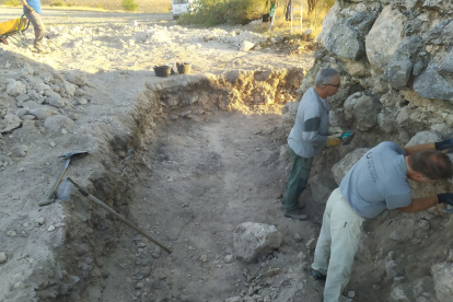 Imagen de la excavación realizada en el torreón de Adrada de Haza