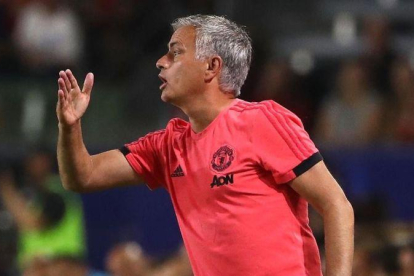 Mourinho da instrucciones durante el partido contra el Liverpool.-AFP / VICTOR DECOLONGON