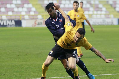 El atacante canario del Burgos CF Armiche protege un balón ante un jugador de la selección regional-Raúl G. Ochoa