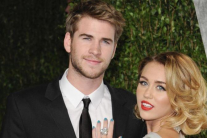 Una imagen de archivo de Miley Cyrus y su novio Liam Hemswort.-AP / EVAN AGOSTINI