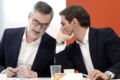 Albert Rivera, presidente de Ciudadanos, y José Manuel Villegas, secretario general, en una reunión del Comité Ejecutivo del partido.-DAVID CASTRO