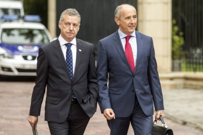 El lehendakari, Iñigo Urkullu, acompañado por el portavoz del Gobierno Vasco, Josu Erkoreka, el pasado 24 de septiembre.-EFE / DAVID AGUILAR