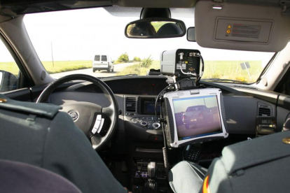 Imagen de un control móvil de velocidad de la Guardia Civil de Tráfico.-ISRAEL L. MURILLO
