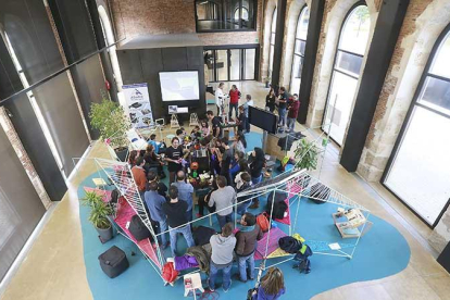 Varias personas participan en un taller de impresión 3D desarrollado por la Comunidad Maker de Burgos.-RAÚL G. OCHOA