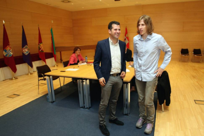 Reunión de las delegaciones de PSOE y Podemos, encabezadas por sus secretarios autonómicos, Luis Tudanca y Pablo Fernández-Ical